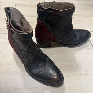 Freebird by Steven black/red brick ankle boots size 8